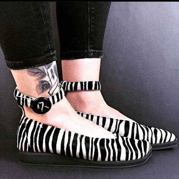 Zebra Flats Pony Hair Abstract Toe Ankle Strap Unique Art to Wear - Picture 2 of 13